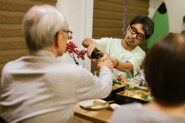 還暦祝いでもらって嬉しかったものとは？男性・女性別のおすすめプレゼントを紹介