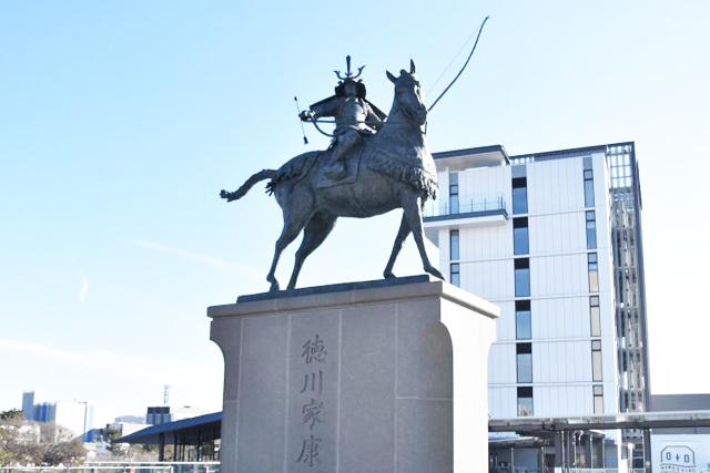 家康　騎馬武者像　岡崎市　東岡崎駅　どうする家康 松潤 松本潤  rayes レイエス ダブルウォールグラス